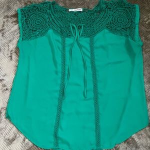 Maurice’s - green blouse with crochet shoulders. Front tie and detail. SZ 1